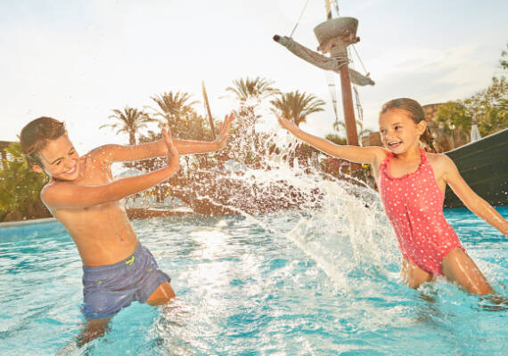 Niños jugando en una piscina