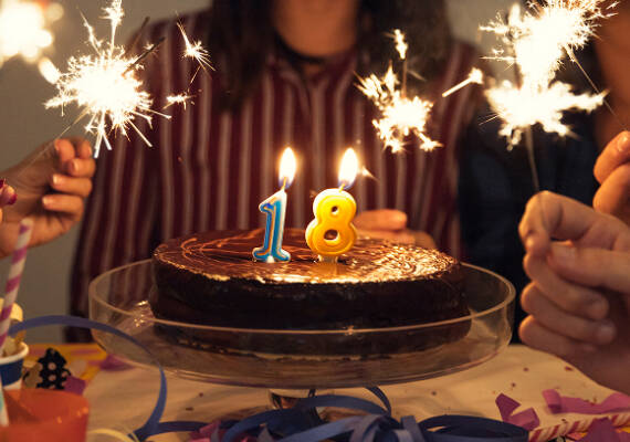 Chica celebrando su 18 cumpleaños