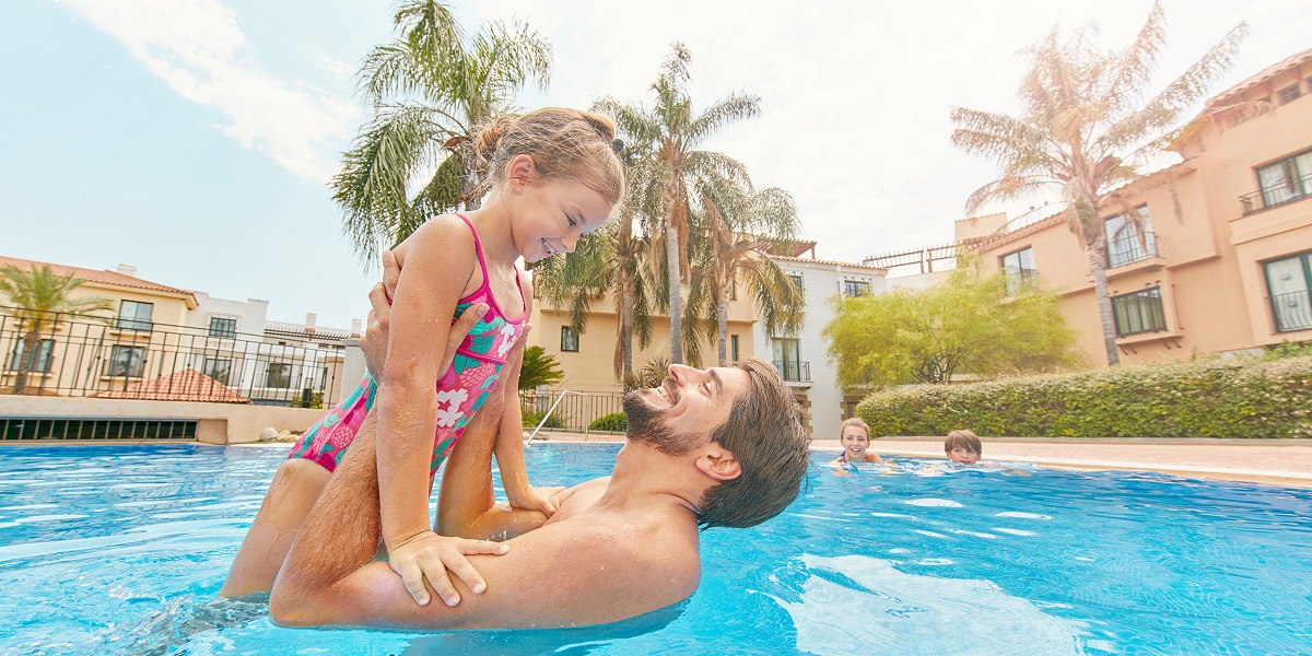 Padre e hija en una piscina