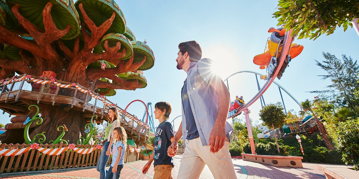 Familia paseando por PortAventura World