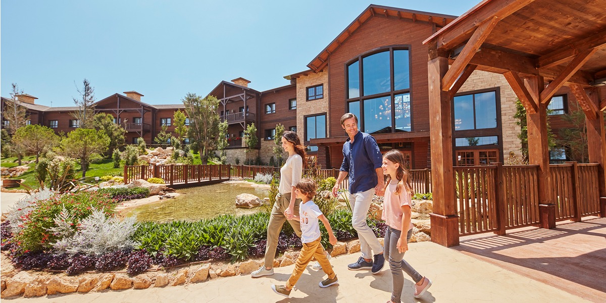 Familia en la entrada de un hotel.