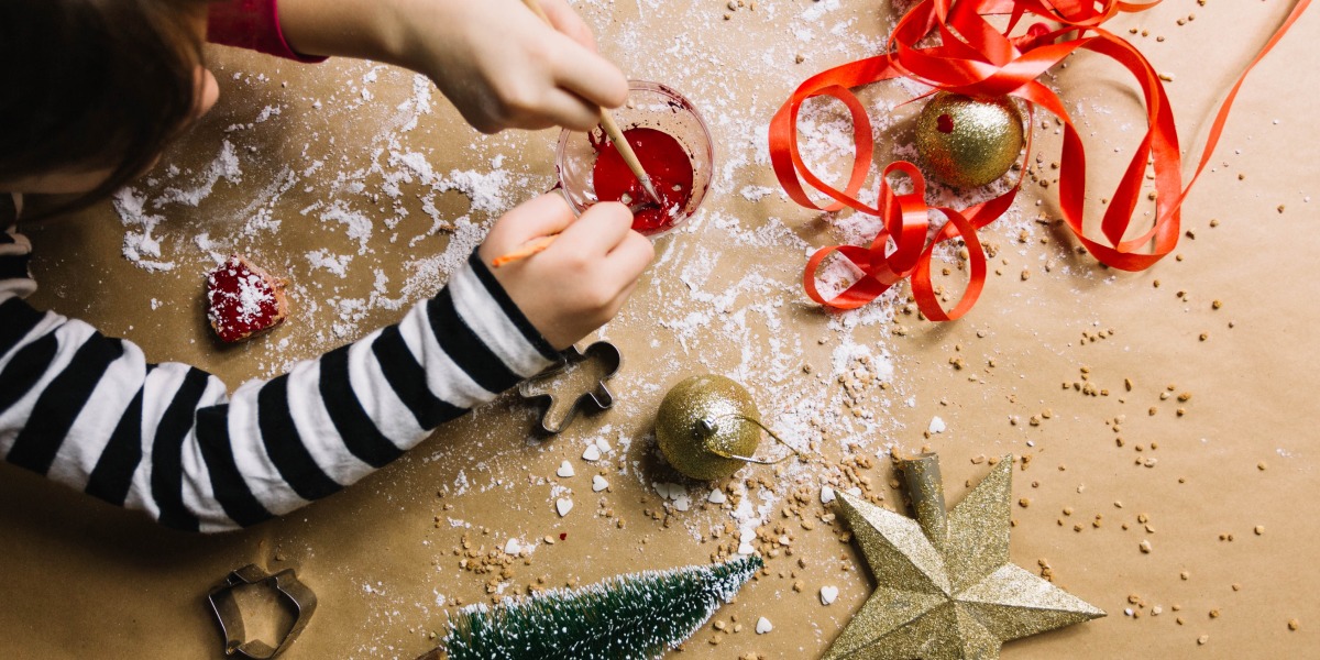 Actividad infantil de manualidades navideñas