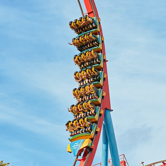 Personas en la montaña rusa Dragon Khan