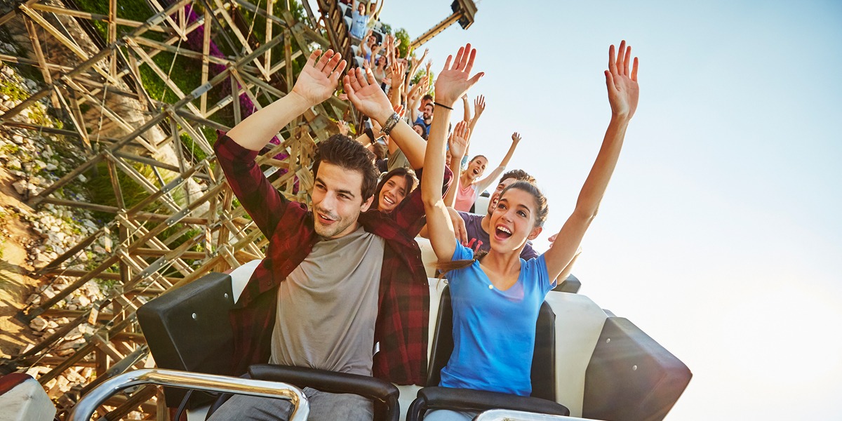 Pareja subida en una atracción