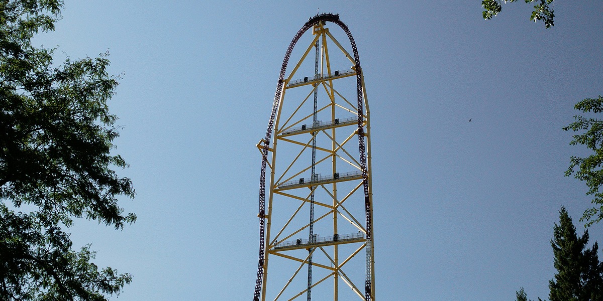 Estructura vertical de la montaña rusa Top Thrill 2