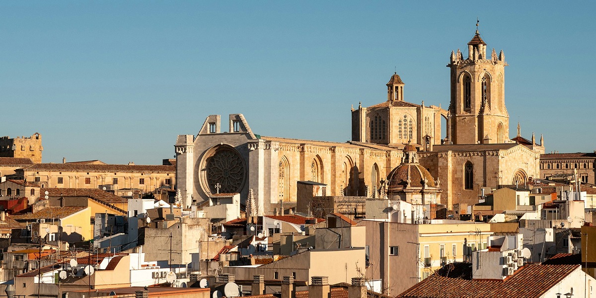 Catedral de Tarragona y tejados.
