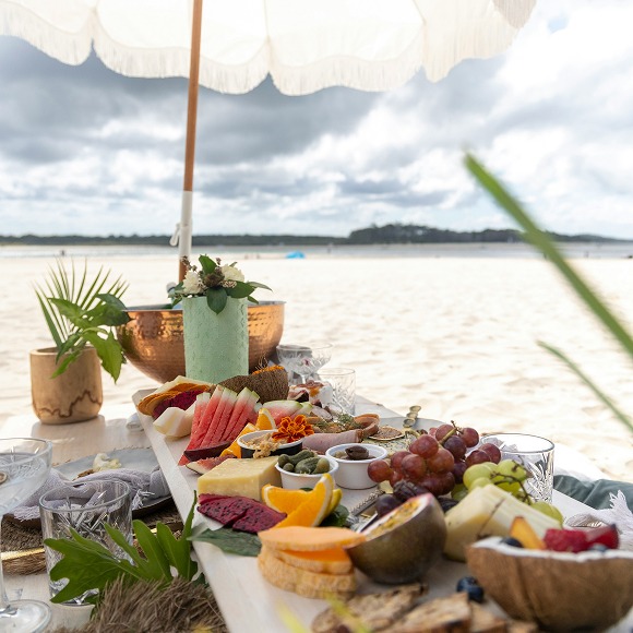 Mesa de frutas frente al mar