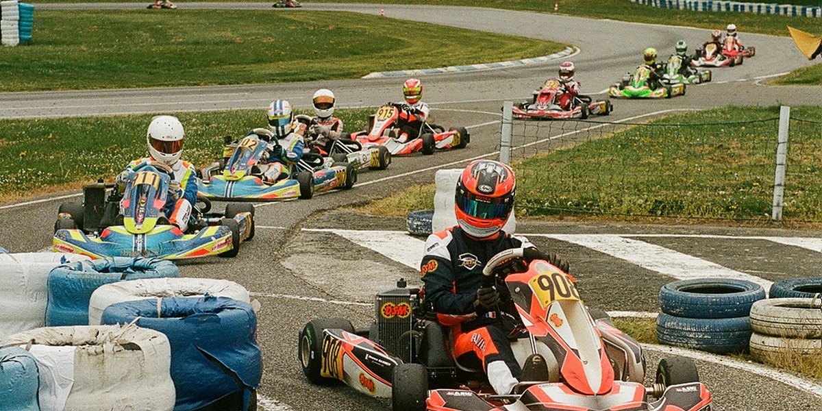 Grupo de amigos en un karting