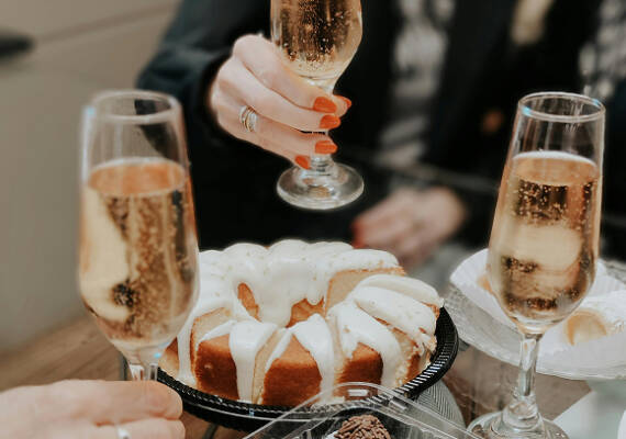 Personas brindando con copas de champán