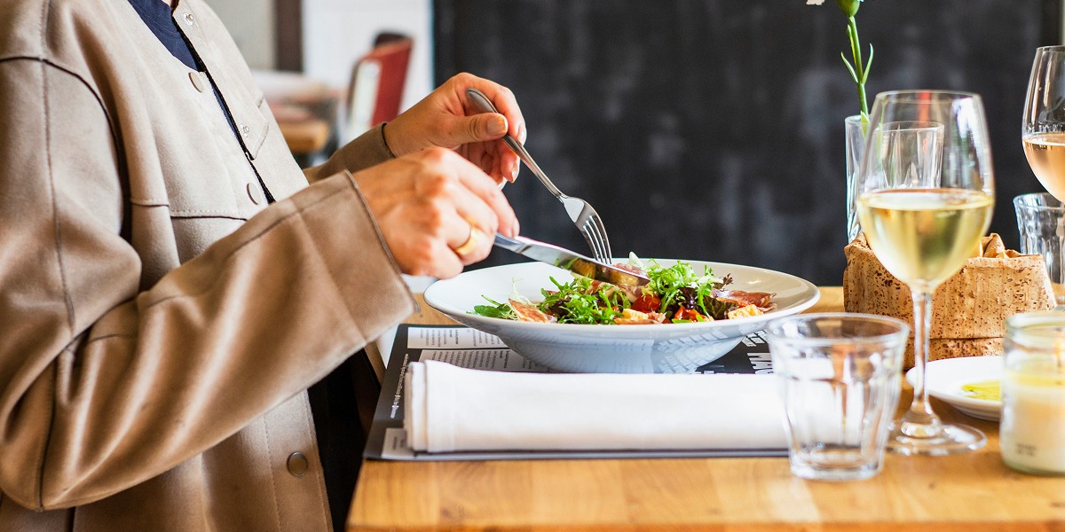 Persona comiéndose una ensalada