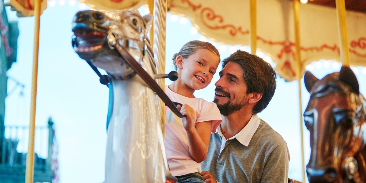 Padre e hija en un tiovivo