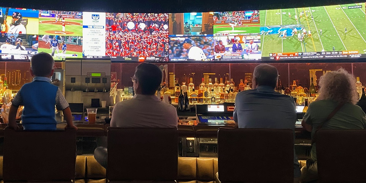 Personas viendo varios eventos deportivos