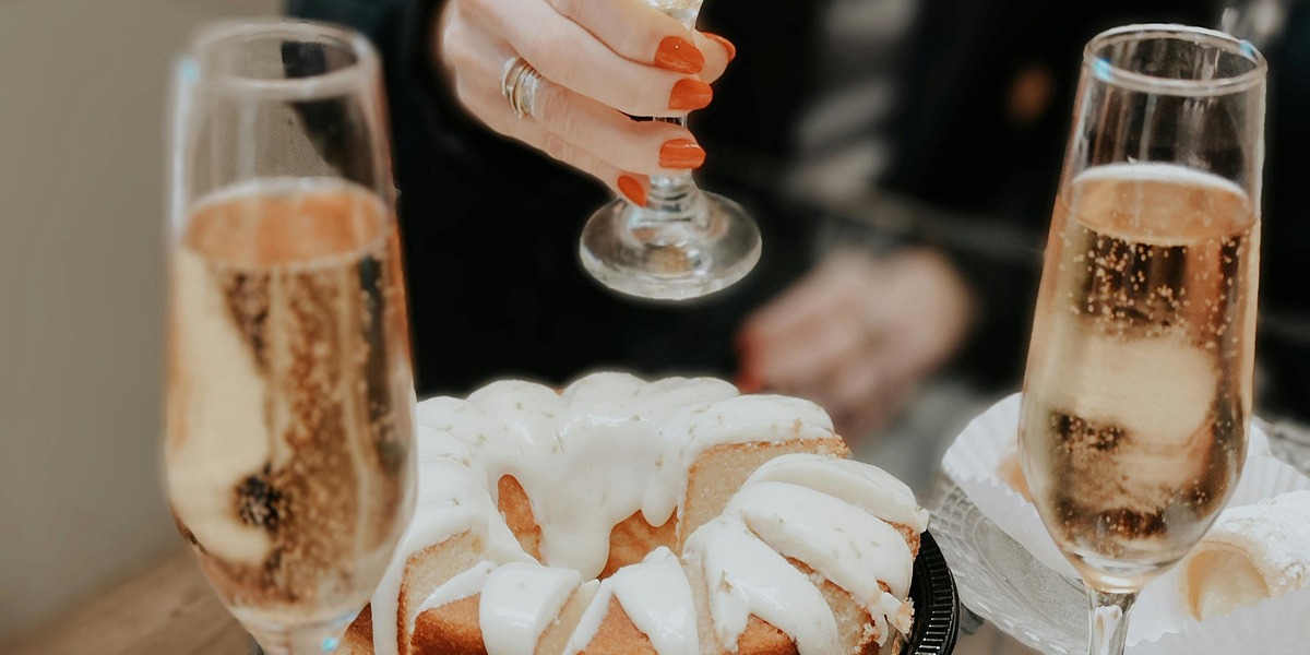 Personas brindando con copas de champán