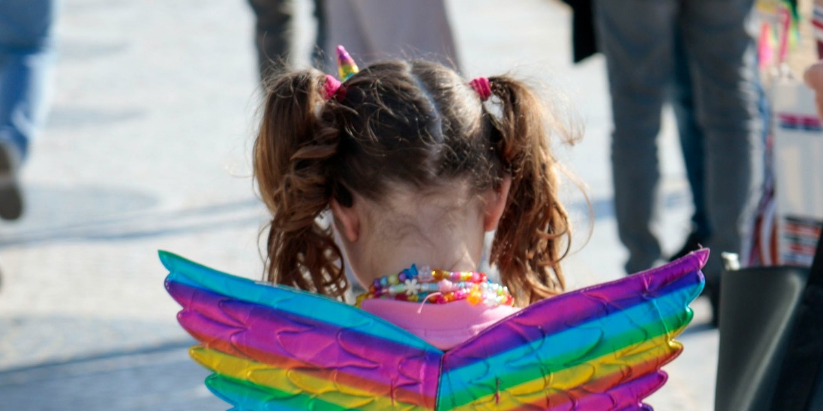 Niña disfrazada de unicornio