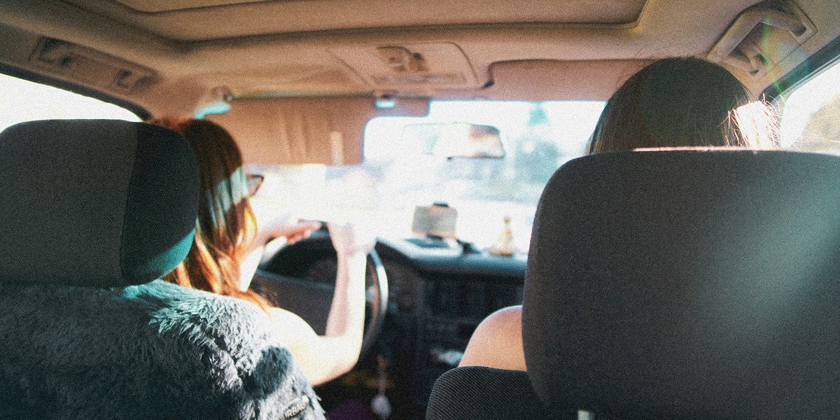 Amigas conduciendo
