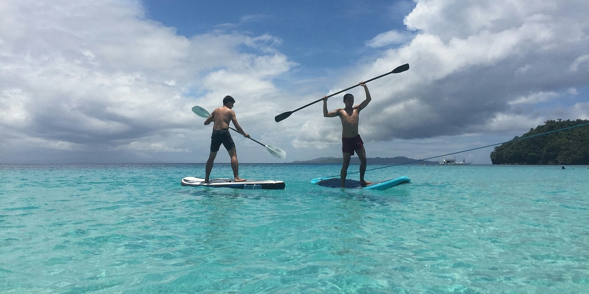 Dos amigos haciendo paddle surf