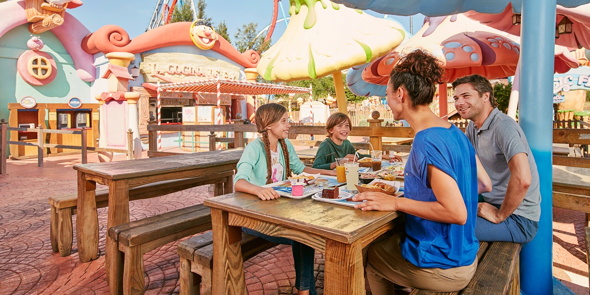 Familia comiendo en SésamoAventura