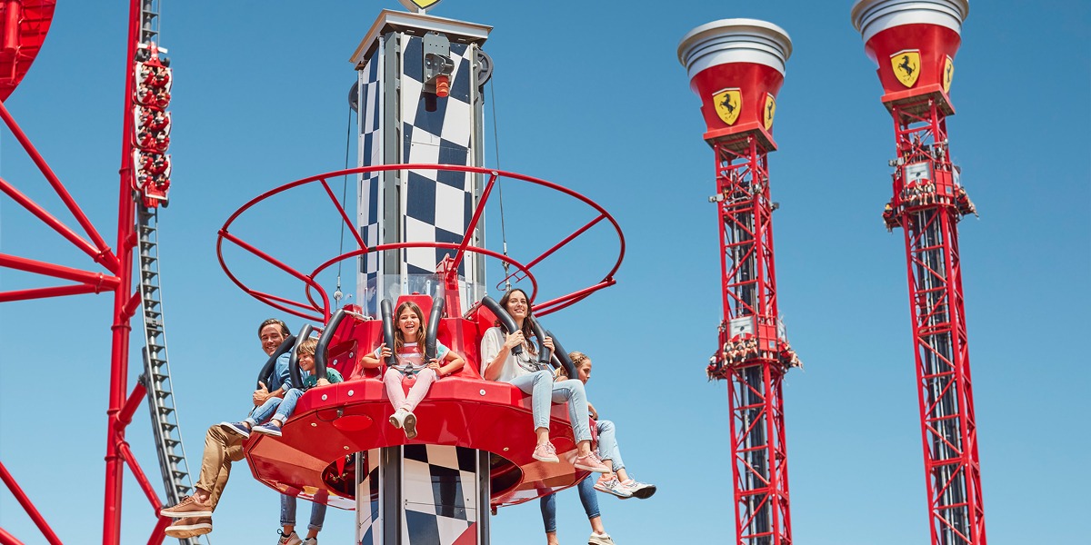 Familia en una atracción de Ferrari Land