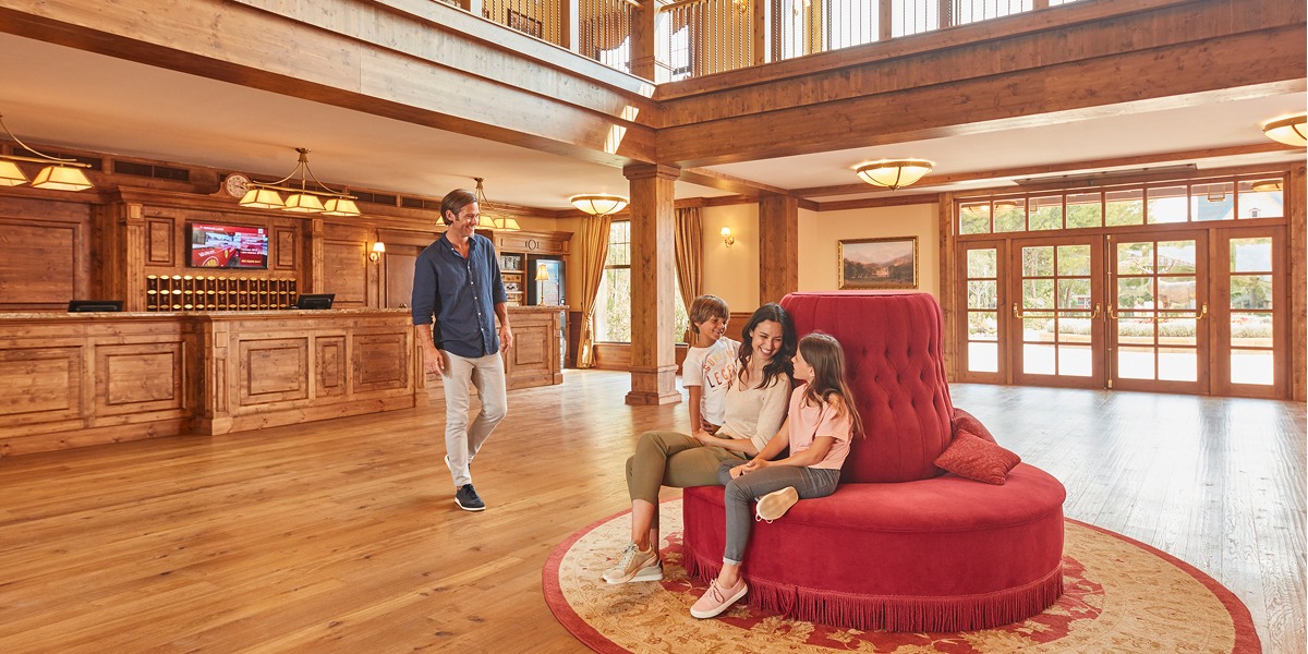 Familia en el hall de un hotel