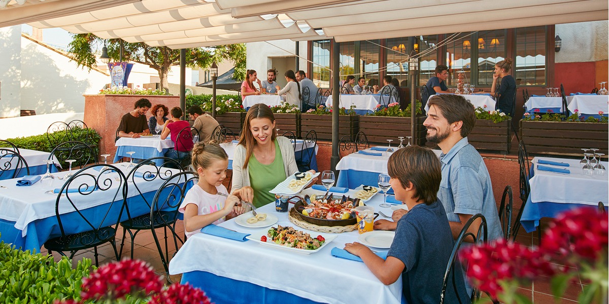 Familia comiendo en la terraza