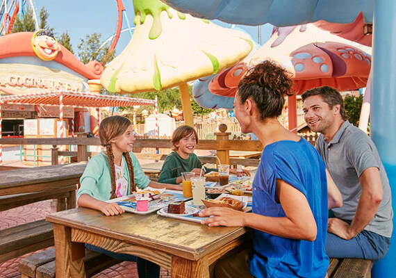 Familia comiendo en SésamoAventura