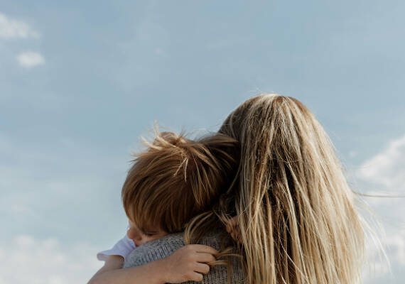 Madre abrazando a su hija