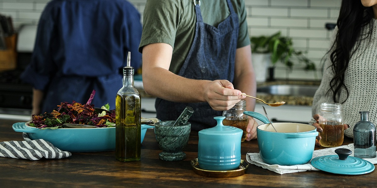 Tres personas cocinando