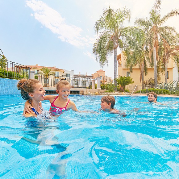 Familia en la piscina