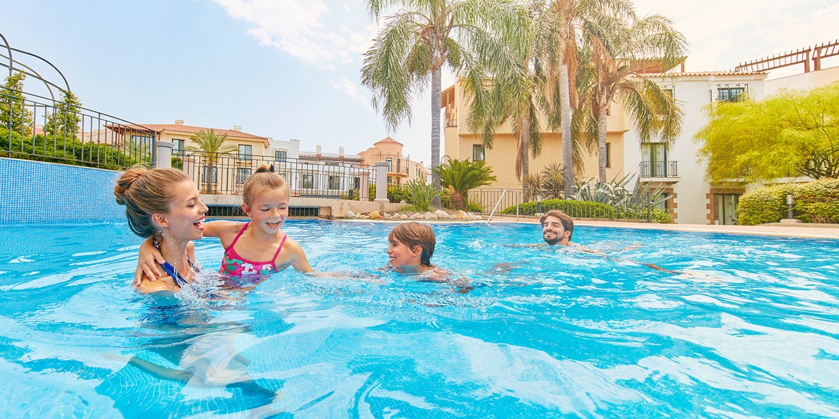 Familia en la piscina