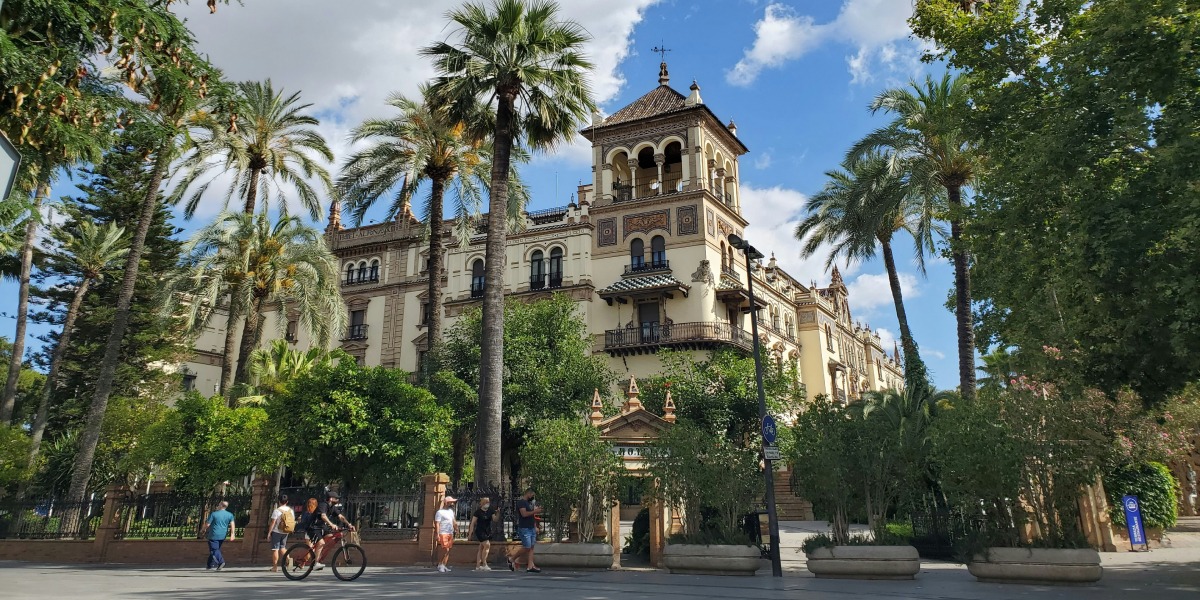 Plaza con edificio histórico en Sevilla, Andalucía