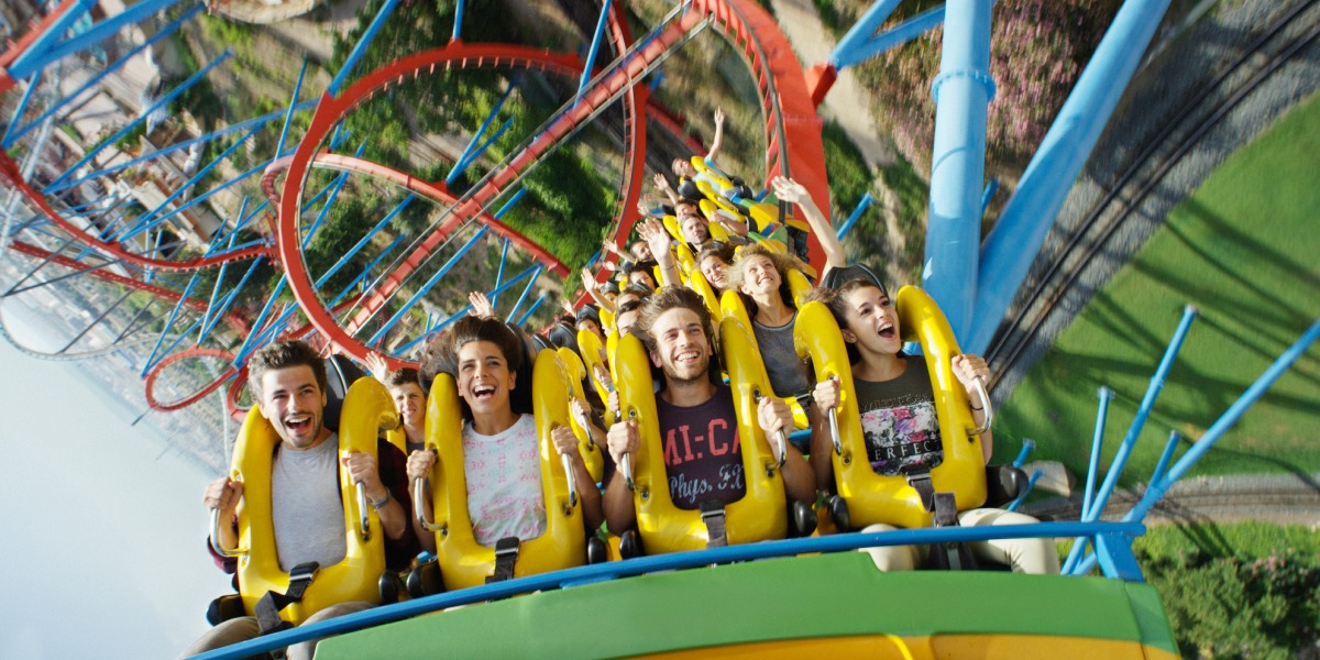 Grupo de amigos en montaña rusa de PortAventura