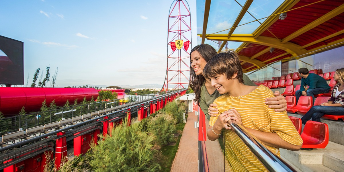 Pareja disfrutando de las vistas desde las gradas de Ferrari Land durante el GP Festival