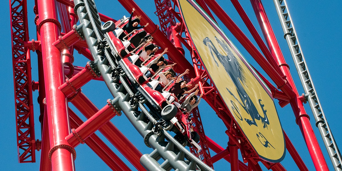 Montaña rusa Red Force en Ferrari Land durante el GP Festival, con la estructura roja y el escudo Ferrari al fondo