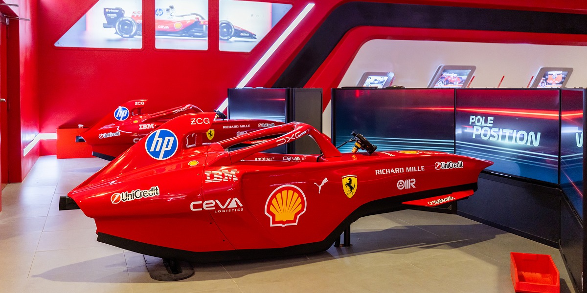 Simuladores de conducción de la Scuderia Ferrari HP en la zona Pole Position Challenge de Ferrari Land