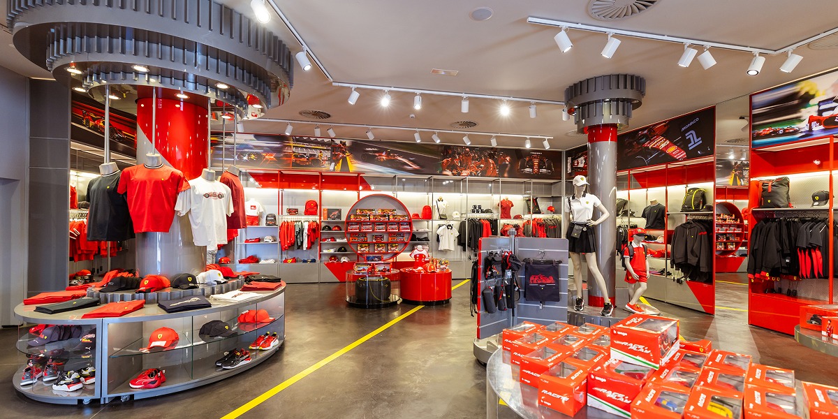 Tienda oficial de Ferrari Land con merchandising y productos de la Scuderia Ferrari durante el GP Festival