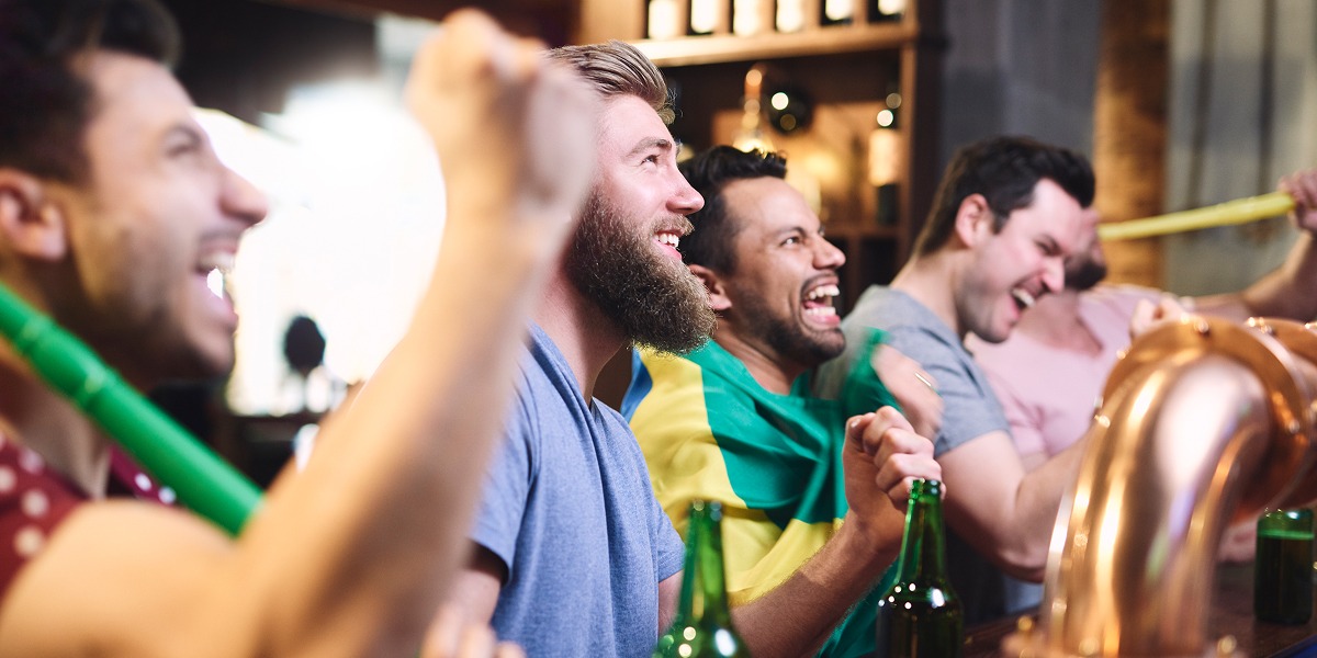 Aficionados celebrando un gol del Mundial en un bar