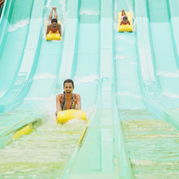 Visiteurs en pleine descente sur Rapid Race à PortAventura World — Ici aussi on va à fond