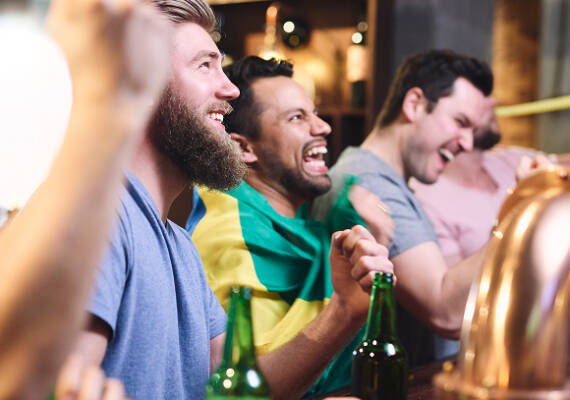 Aficionados celebrando un gol del Mundial en un bar