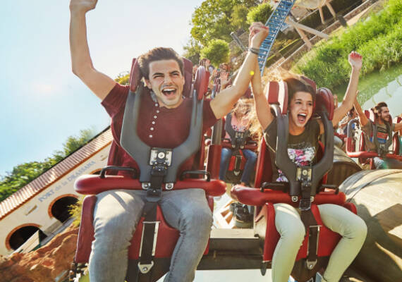 Personas gritando de emoción en una atracción de PortAventura Park