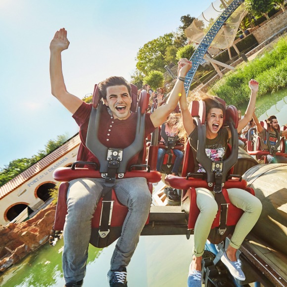 Personas gritando de emoción en una atracción de PortAventura Park