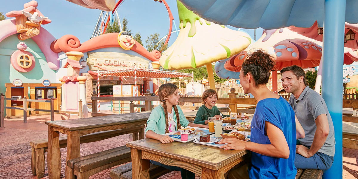 Familia disfrutando de una comida en un restaurante temático de PortAventura World