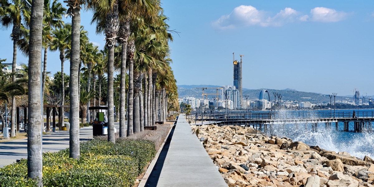 Paseo marítimo de Salou con palmeras y vistas al Mediterráneo
