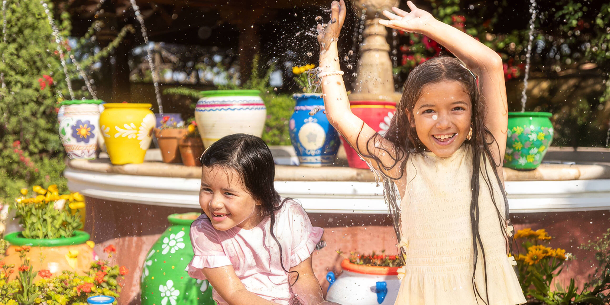 Niñas refrescándose en la fuente del refresh point de PortAventura.