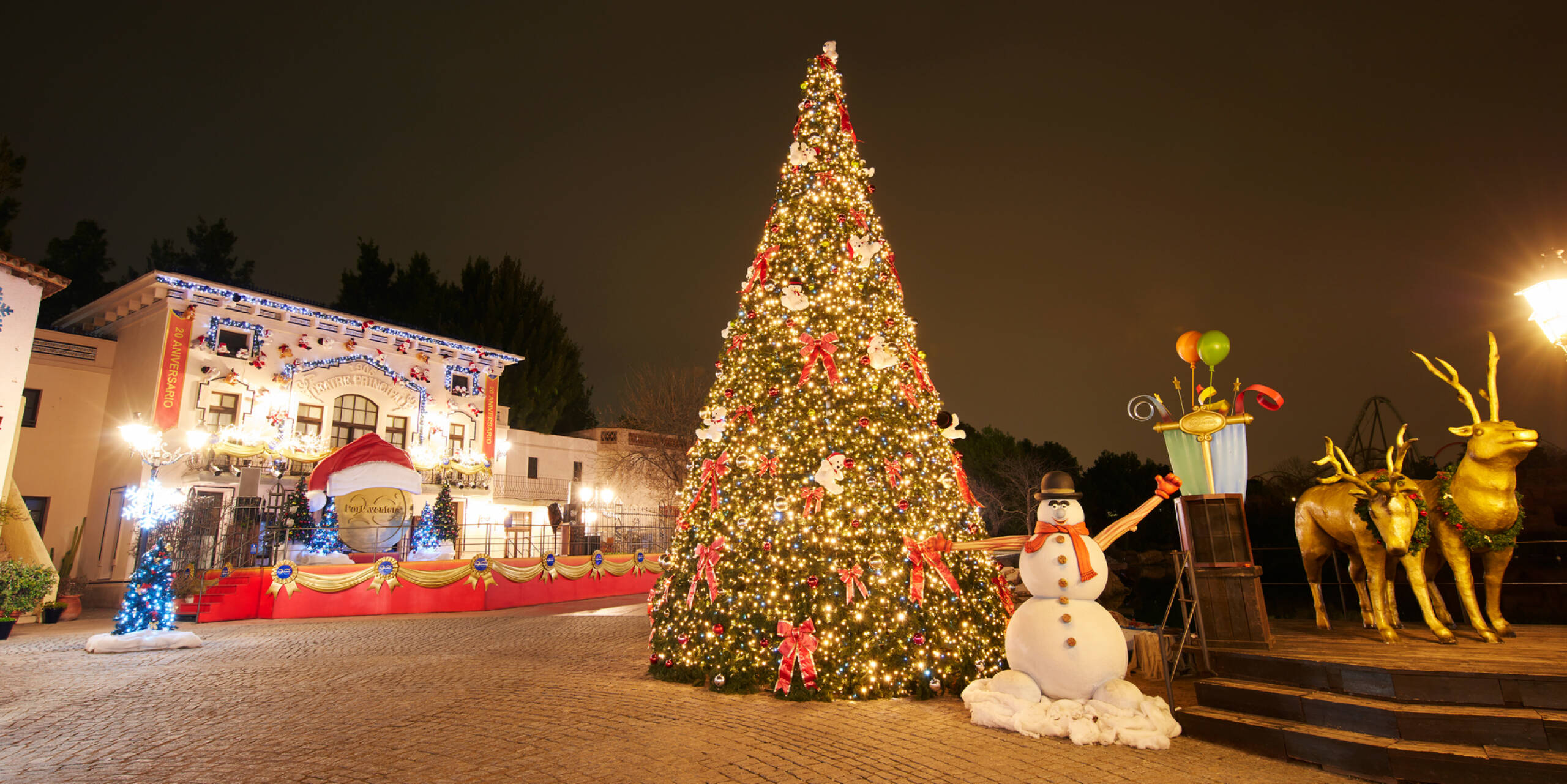 Árbol de Navidad y decoración navideña en PortAventura World.
