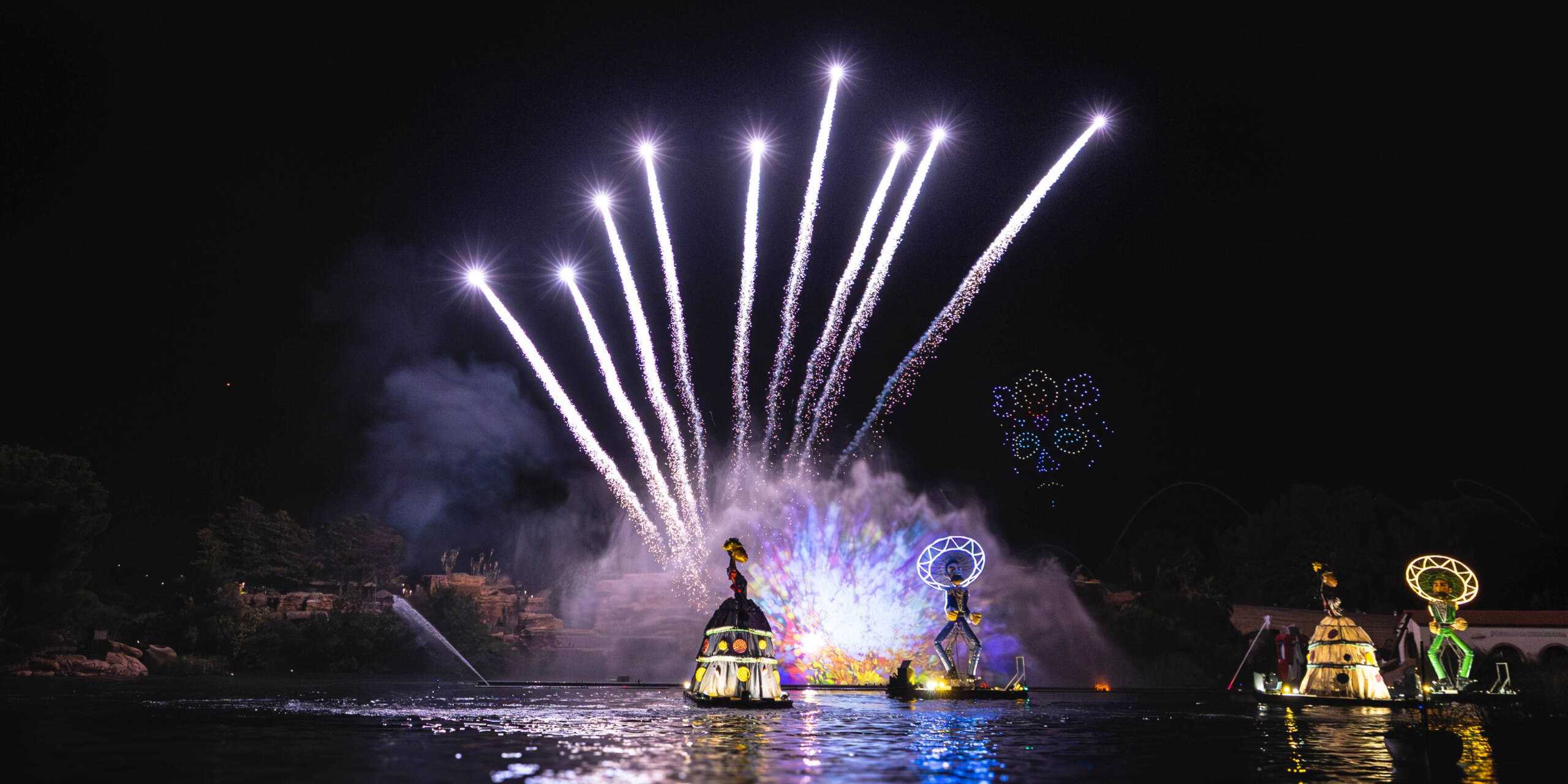 Espectáculo nocturno de fuegos artificiales de FiestAventura en PortAventura World.