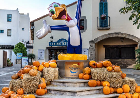 Plaza Mayor de Portaventura Park decorada con calabazas