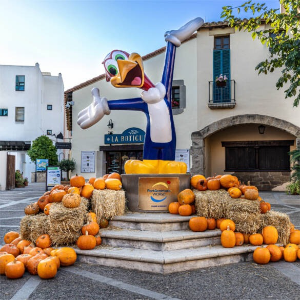 Plaza Mayor de Portaventura Park decorada con calabazas