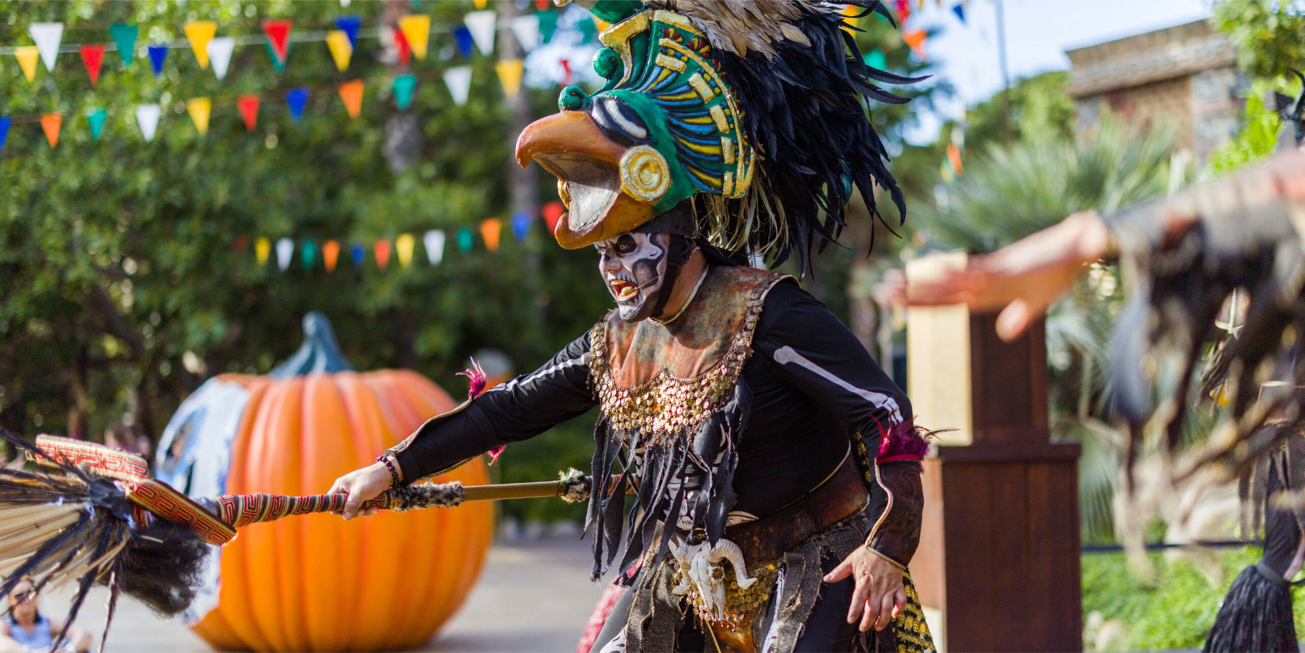 Espectáculo de Halloween en las calles de Portaventura Park