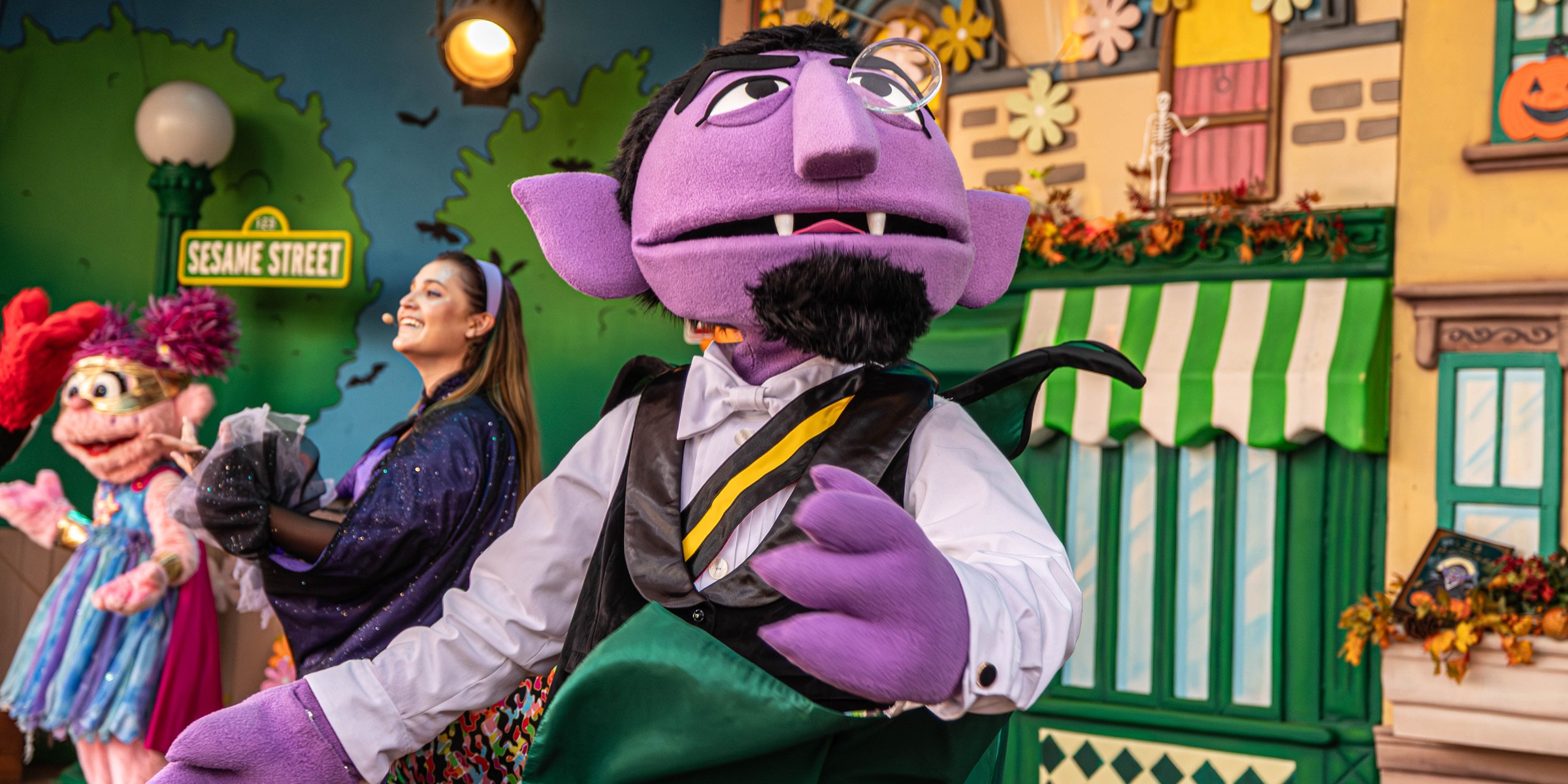 El Conde Draco y Abby Cadabby con una artista en el espectáculo de Halloween de SésamoAventura en PortAventura Park